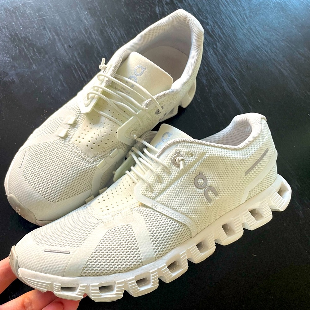 ON women’s sneaker size 7. White/Grey color. Great condition